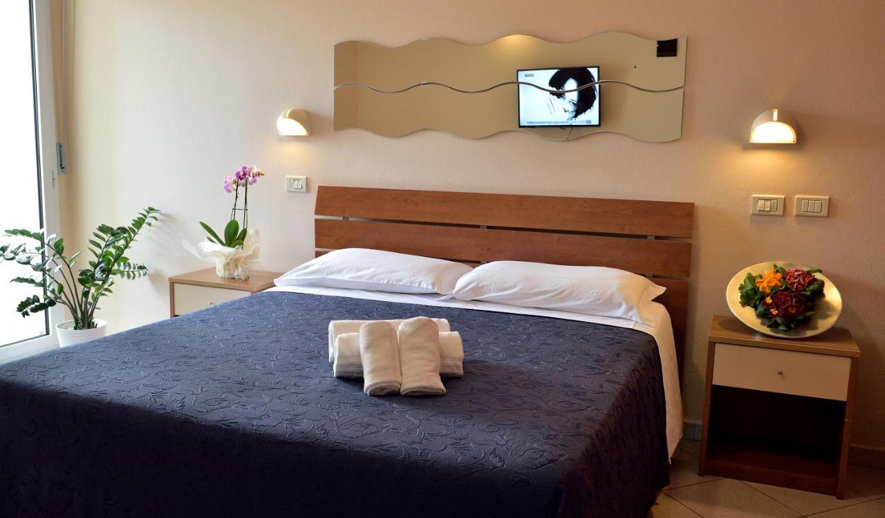 Hotel Oltremar B&B Католика Екстериор снимка