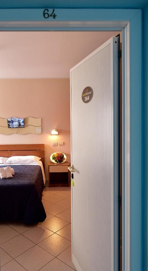 Hotel Oltremar B&B Католика Екстериор снимка