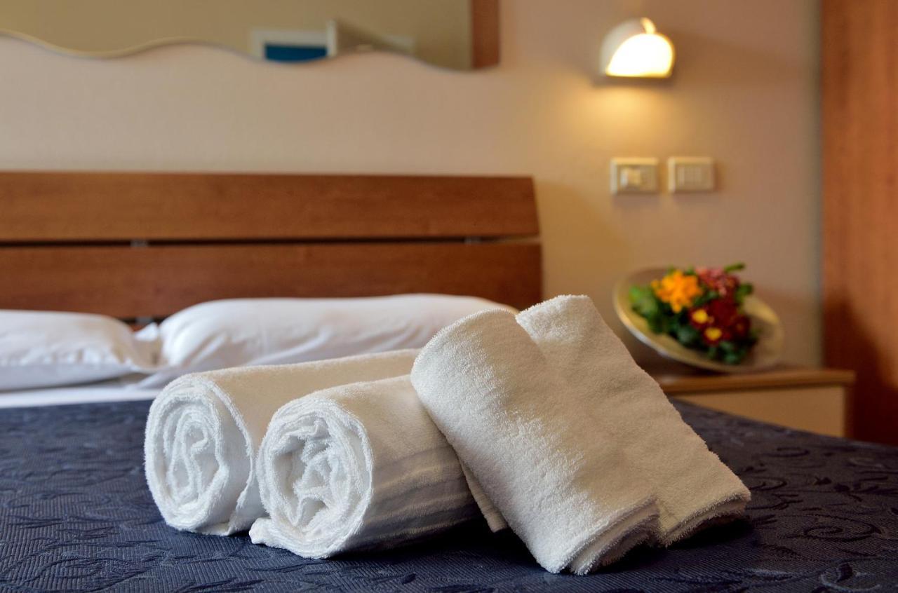 Hotel Oltremar B&B Католика Екстериор снимка